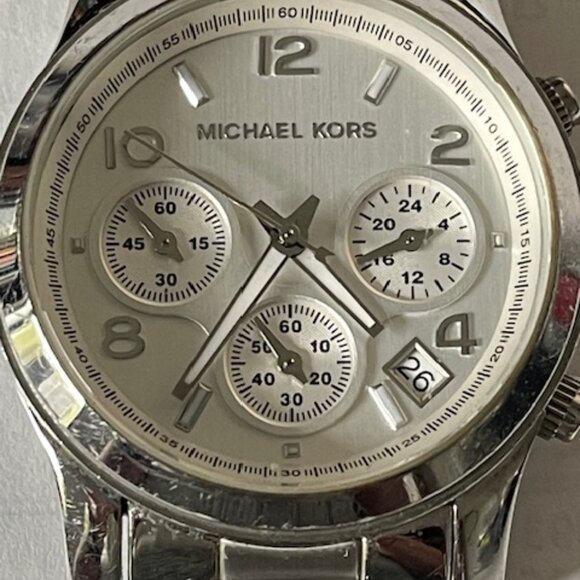 Michael Kors Runway Chronograph Quartz Silver Dial Ladies Watch M5076 - Picture 3 of 7
